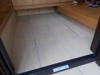 玄関ドアとタイルを変えてスタイリッシュな玄関まわりに 玄関ドアとタイルを変えてスタイリッシュな玄関まわりに